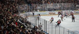 Zápas HC Sparta Praha vs. HC Dynamo Pardubice v O2 areně. Zde se bude hrát i 6. utkání semifinále play off 2026.