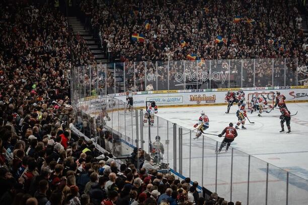 Zápas HC Sparta Praha vs. HC Dynamo Pardubice v&nbsp;O2 areně. Zde se bude hrát i&nbsp;6. utkání semifinále play off 2026.