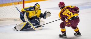 Matouš Menšík střílí na gólmana Daniela Hufa