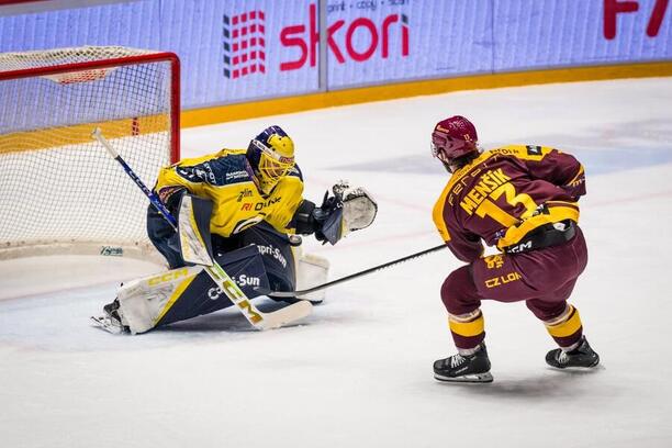 Matouš Menšík střílí na gólmana Daniela Hufa