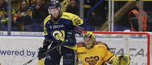 Utkání 6. zápasu finále Maxa ligy 2025/2026 - na fotce zlínský útočník Robert Říčka a Adam Beran, gólman Dukly Jihlava