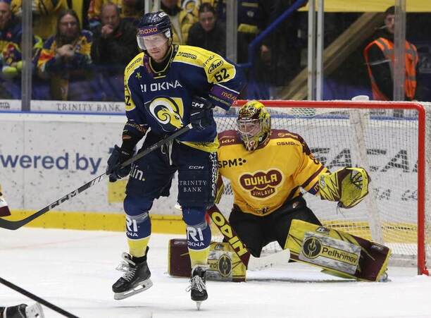 Utkání 6.&nbsp;zápasu finále Maxa ligy 2025/2026 - na fotce zlínský útočník Robert Říčka a&nbsp;Adam Beran, gólman Dukly Jihlava