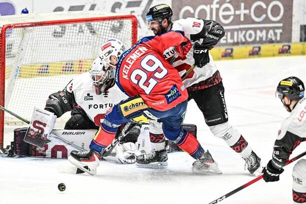 Josef Kořenář, Miloš Kelemen a&nbsp;Mark Pysyk v&nbsp;semifinále mezi Pardubicemi a&nbsp;Spartou