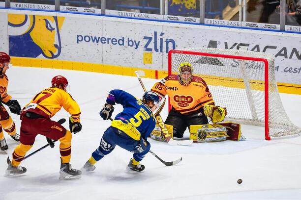 Zlínský Václav Veber před jihlavským brankářem Beranem