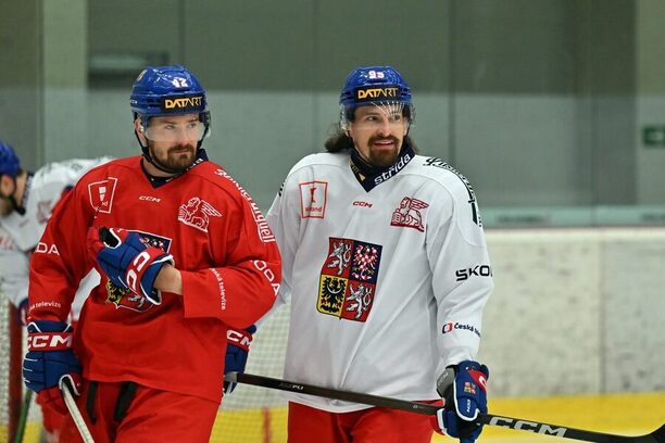 Jan Ščotka a&nbsp;Daniel Voženílek na tréninkovém kempu před MS 2026. Česká hokejová reprezentace dnes zahájí přípravu proti Německu.