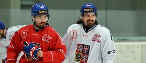 Jan Ščotka a Daniel Voženílek na tréninkovém kempu před MS 2026. Česká hokejová reprezentace dnes zahájí přípravu proti Německu.