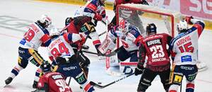 Závar před pardubickou brankou v šestém semifinálovém zápase