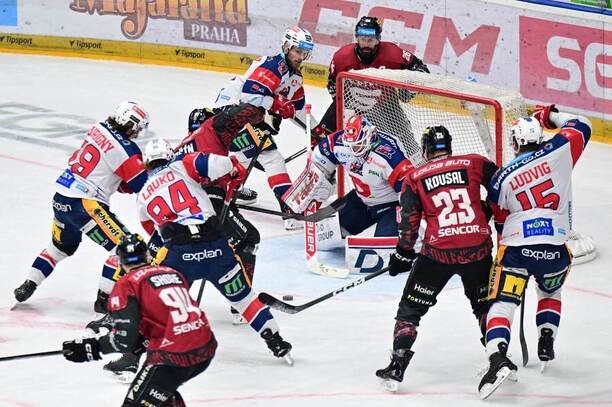 Závar před pardubickou brankou v&nbsp;šestém semifinálovém zápase