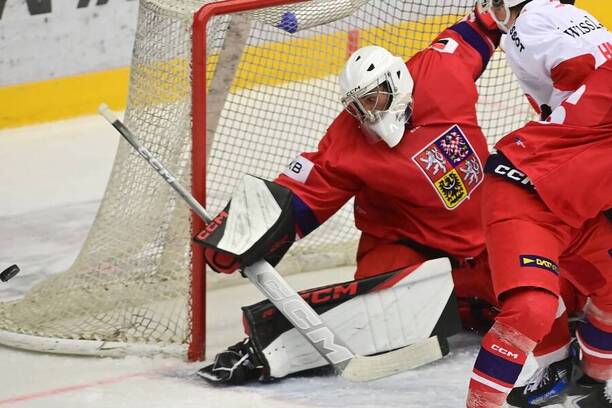 Český gólman zasahuje, ilustrační fotka z přípravného turnaje U20