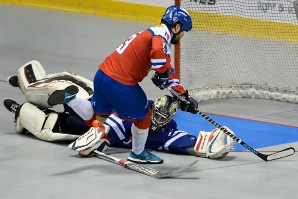 Snímek ze zápasu MS v hokejbalu; v brankářské výstroji Patrik Polc ze Slovenska, útočí Radim Štěpáník z Česka