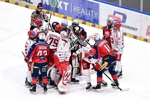 V boji o&nbsp;extraligový titul se utkají hokejisté Pardubic a&nbsp;Třince