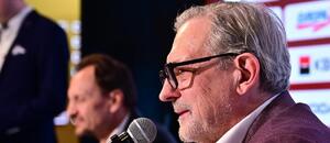 Nový reprezentační trenér Zdeněk Moták odpodívá na dotazy novinářů