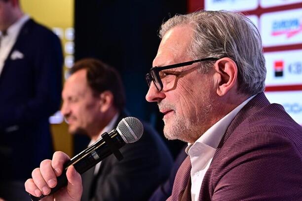 Nový reprezentační trenér Zdeněk Moták odpodívá na dotazy novinářů