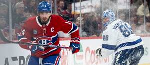 Tampa se v osmifinále play-off NHL utká s Montrealem: Na fotce zleva kapitán Canadiens Nick Suzuki a brankář Tampy Andrei Vasilevskiy