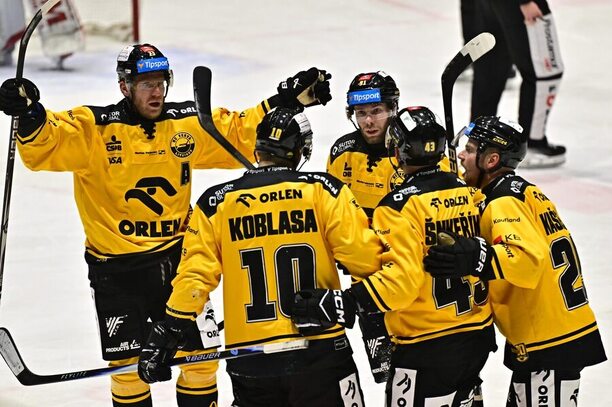 Hráči Litvínova se radují z&nbsp;gólu