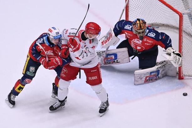 Hokejisté Pardubic a&nbsp;Třince dnes rozehrají finálovou sérii v&nbsp;Tipsport extralize