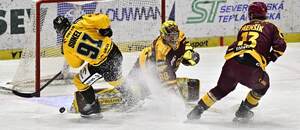 Nebezpečná situace před brankou. Zleva na snímku litvínovský forvard Matúš Sukeľ, brankář Jihlavy Adam Beran a Matouš Menšík, útočník Dukly