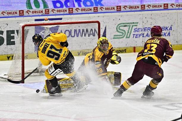Nebezpečná situace před brankou. Zleva na snímku litvínovský forvard Matúš Sukeľ, brankář Jihlavy Adam Beran a&nbsp;Matouš Menšík, útočník Dukly