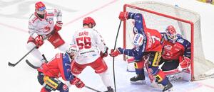 Pardubice a Třinec už dnes hrají 2. zápas finále play off ELH 2026. Na fotce Martin Růžička, Marko Daňo (Třinec), Vladimír Sobotka, Tomáš Dvořák a Roman Will (Dynamo) v 1. utkání.