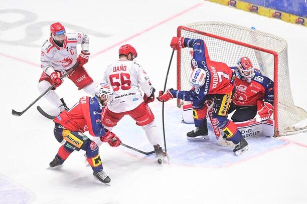 Pardubice a&nbsp;Třinec už dnes hrají 2.&nbsp;zápas finále play off ELH 2026. Na fotce Martin Růžička, Marko Daňo (Třinec), Vladimír Sobotka, Tomáš Dvořák a&nbsp;Roman Will (Dynamo) v&nbsp;1. utkání.