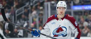 Martin Nečas v zápase NHL 2025/2026 proti Kings. Colorado a Los Angeles dnes hrají 1. zápas v play off NHL.