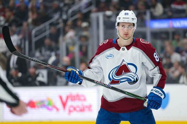 Martin Nečas v&nbsp;zápase NHL 2025/2026 proti Kings. Colorado a&nbsp;Los Angeles dnes hrají 1.&nbsp;zápas v&nbsp;play off NHL.