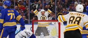 Viktor Arvidsson s Davidem Pastrňákem z Bostonu oslavují branku v zápase proti Buffalu