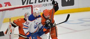 Edmonton Oilers a Anaheim Ducks se dnes utkají v play off NHL 2026. Radko Gudas na fotce pomáhá brankáři Lukáši Dostálovi.