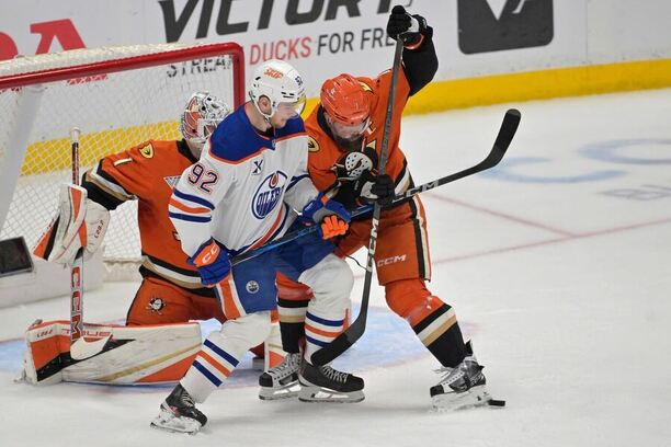 Edmonton Oilers a&nbsp;Anaheim Ducks se dnes utkají v&nbsp;play off NHL 2026. Radko Gudas na fotce pomáhá brankáři Lukáši Dostálovi.