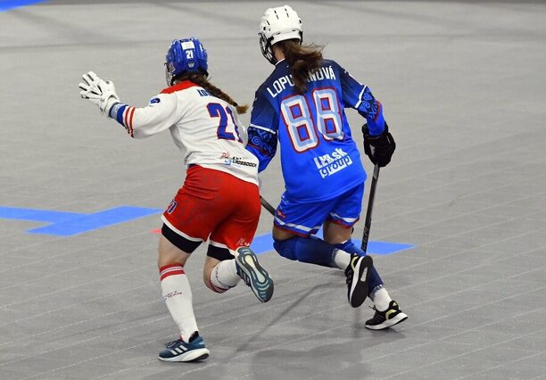 Reprezentantky Česka a Slovenska v zápase na Mistrovství světa v hokejbale