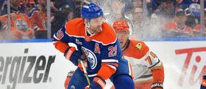 Leon Draisaitl vede puk v 1. zápasu Edmonton Oilers vs. Anaheim Ducks, dnešní program play off NHL 2026 mimo jiné nabízí odvetu