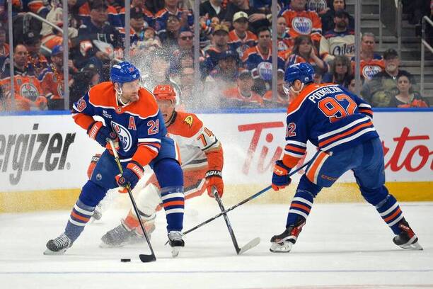 Leon Draisaitl vede puk v&nbsp;1. zápasu Edmonton Oilers vs. Anaheim Ducks, dnešní program play off NHL 2026 mimo jiné nabízí odvetu
