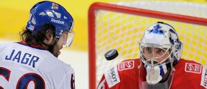 Historie mistrovství světa v hokeji: Jaromír Jágr a Martin Gerber v zápase Česko vs. Švýcarsko na MSLH 2010 v Německu