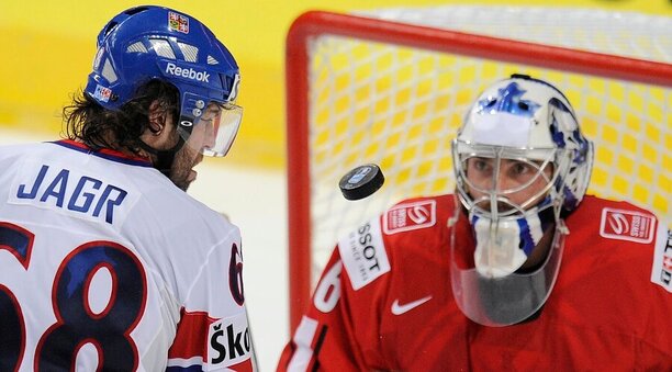 Historie mistrovství světa v hokeji: Jaromír Jágr a Martin Gerber v zápase Česko vs. Švýcarsko na MSLH 2010 v Německu