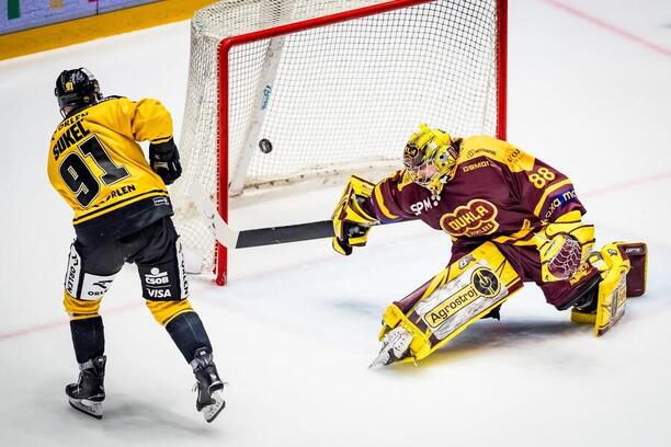 Litvínovský forvard Matúš Sukeľ dává gól jihlavskému gólmanovi Adamu Beranovi