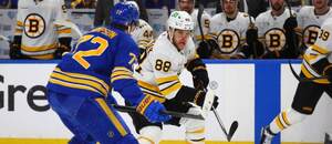 Osmifinále play-off NHL 2025/26: Na fotce český útočník Bostonu David Pastrňák a Tage Thompson, forvard Buffala