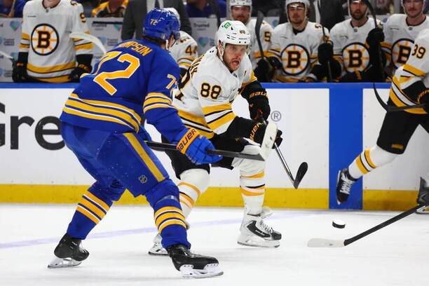 Osmifinále play-off NHL 2025/26: Na fotce český útočník Bostonu David Pastrňák a&nbsp;Tage Thompson, forvard Buffala