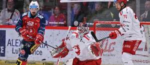 Miloš Kelemen z Pardubic, brankář Ondřej Kacetl a Jakub Galvas z Třince.