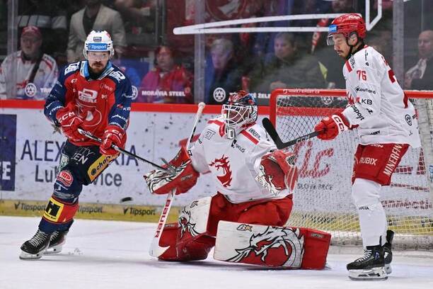 Miloš Kelemen z&nbsp;Pardubic, brankář Ondřej Kacetl a&nbsp;Jakub Galvas z&nbsp;Třince.