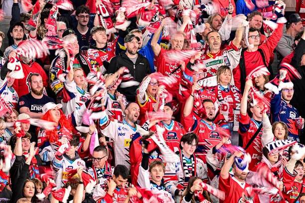 Fanoušci během finále play off extraligy ledního hokeje 2026 v&nbsp;Enteria Areně. Právě zde proběhne 5.&nbsp;zápas Pardubice vs. Třinec.