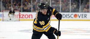 David Pastrňák střílí v zápase play off NHL 2026 Boston Bruins vs. Buffalo Sabres. Série dnes v TD Garden pokračuje 4. utkáním.