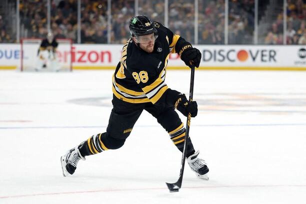 David Pastrňák střílí v&nbsp;zápase play off NHL 2026 Boston Bruins vs. Buffalo Sabres. Série dnes v&nbsp;TD Garden pokračuje 4.&nbsp;utkáním.