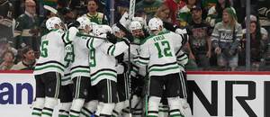 Hráči týmu Dallas Stars se radují po výhře v zápase proti Minnesotě Wild