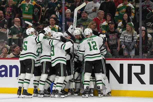 Hráči týmu Dallas Stars se radují po výhře v&nbsp;zápase proti Minnesotě Wild