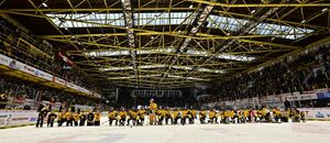 Hráči Litvínova při děkovačce fanouškům po posledním barážovém zápase