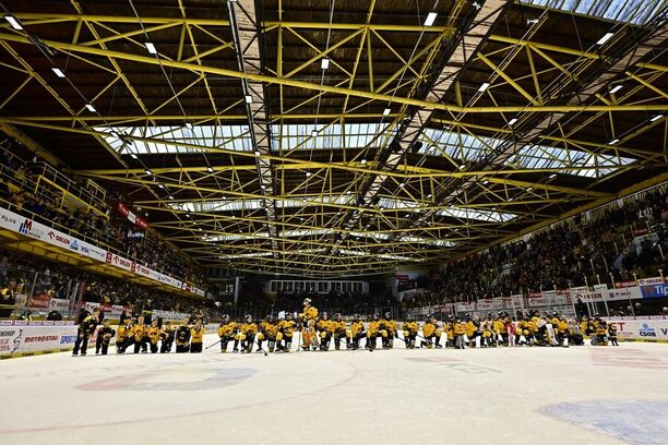 Hráči Litvínova při děkovačce fanouškům po posledním barážovém zápase