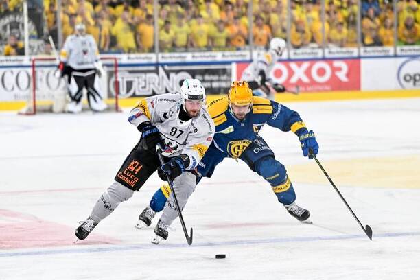 HC Davos a&nbsp;HC Fribourg-Gottéron dnes hrají 5.&nbsp;finále švýcarské NL. Na fotce Nathan Marchon a&nbsp;Matěj Stránský ve 3.&nbsp;utkání série