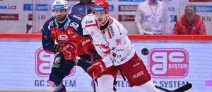 Pardubický Robert Kousal a třinecký Andrej Nestrašil ve finále extraligy