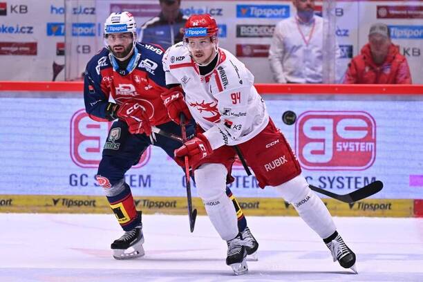 Pardubický Robert Kousal a&nbsp;třinecký Andrej Nestrašil ve finále extraligy