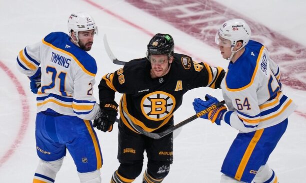 David Pastrňák v&nbsp;zápase proti Buffalu